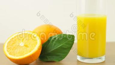 新鲜的柑橘类<strong>水果</strong>。 健康食品和饮食概念的视频<strong>片</strong>段。 <strong>一</strong>杯橙汁，<strong>一片</strong>橘子切<strong>片</strong>